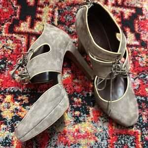 Vintage J Crew Collection Gibson lace front zip heels. Made in Italy early 2000s